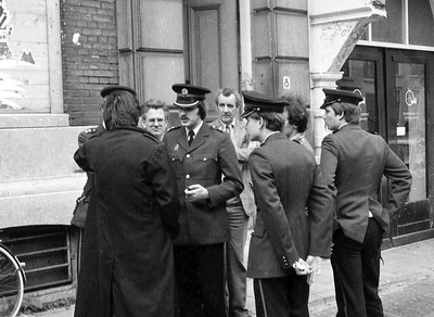 835026 Afbeelding van politieagenten in overleg tijdens de bezetting van het Labrehuis (Plompetorengracht 8) te Utrecht ...